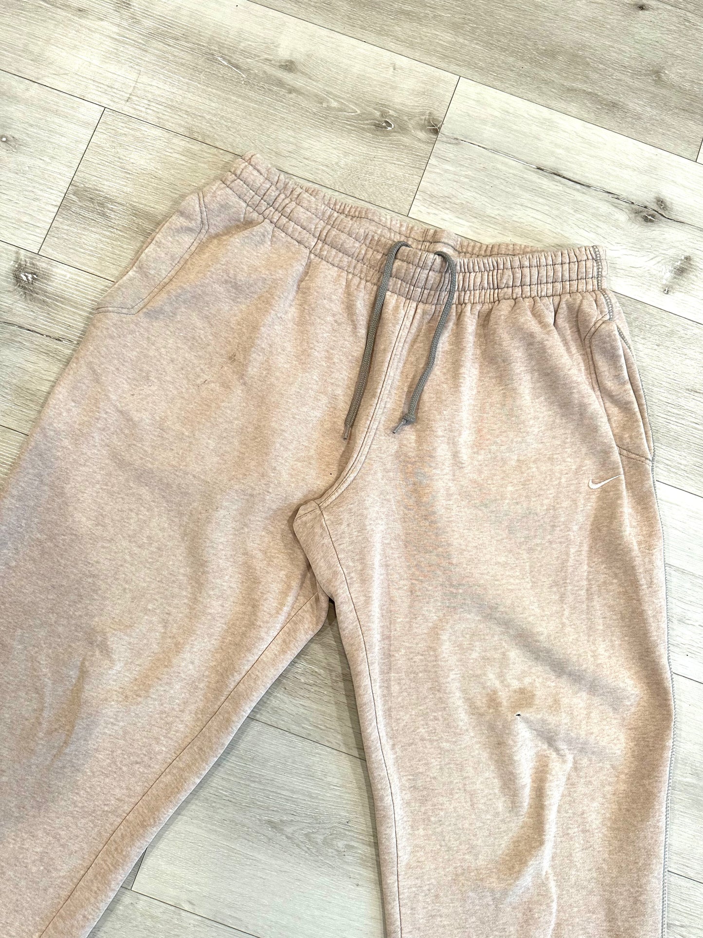 Baggy pink Nike sweatpants (wide leg)