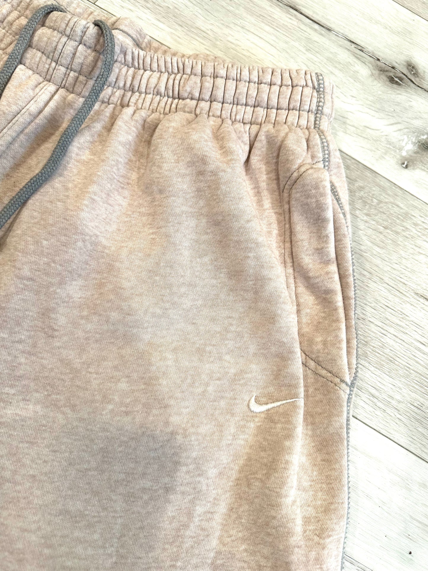 Baggy pink Nike sweatpants (wide leg)
